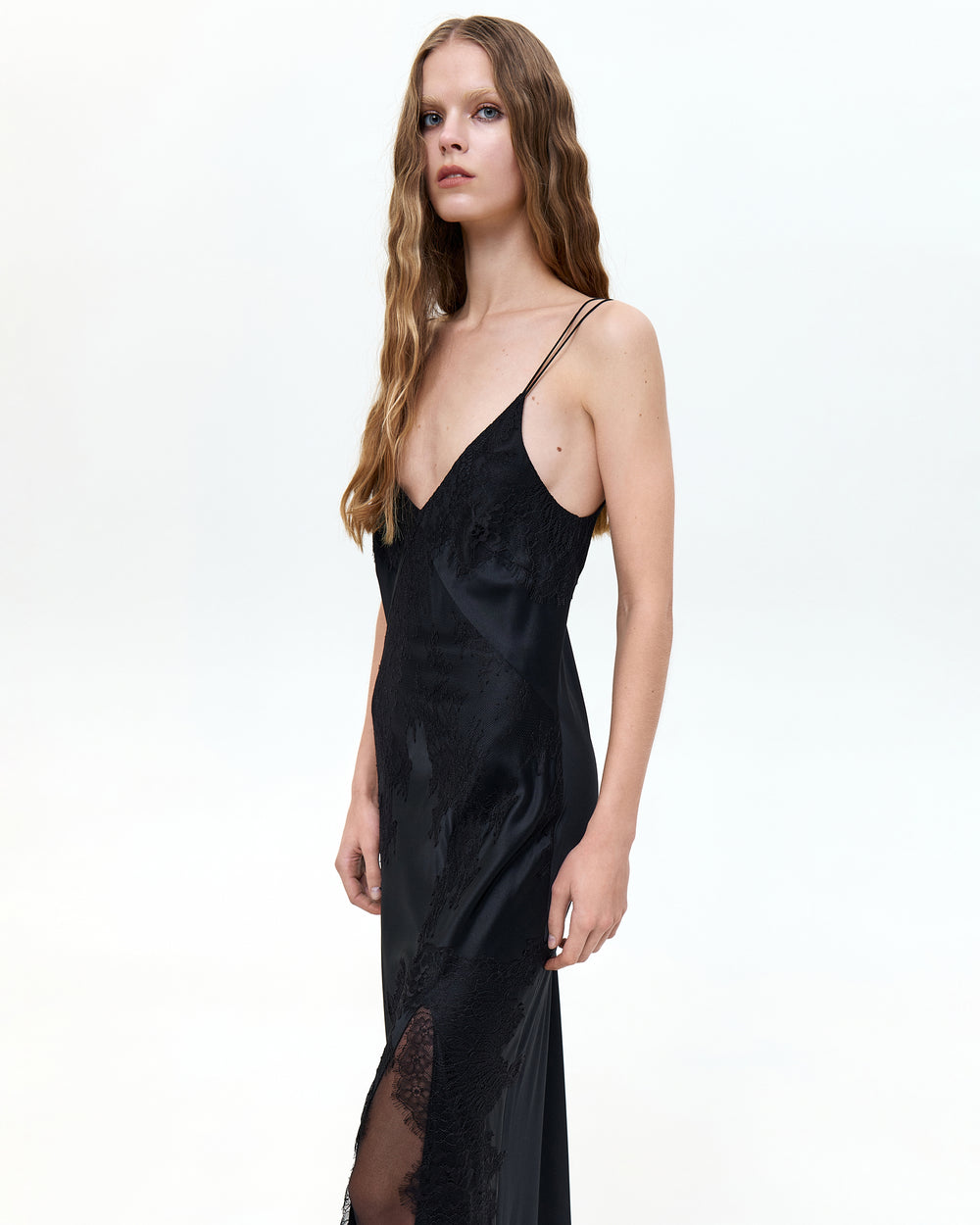 Шовкова сукня максі з розрізом та мереживом