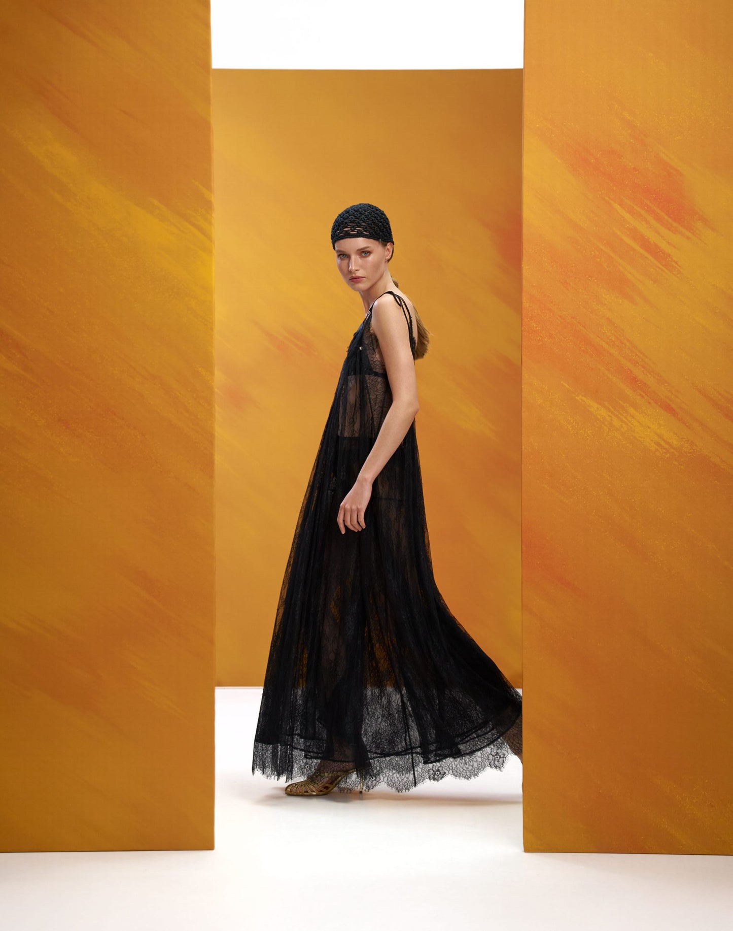 Мереживна сукня максі