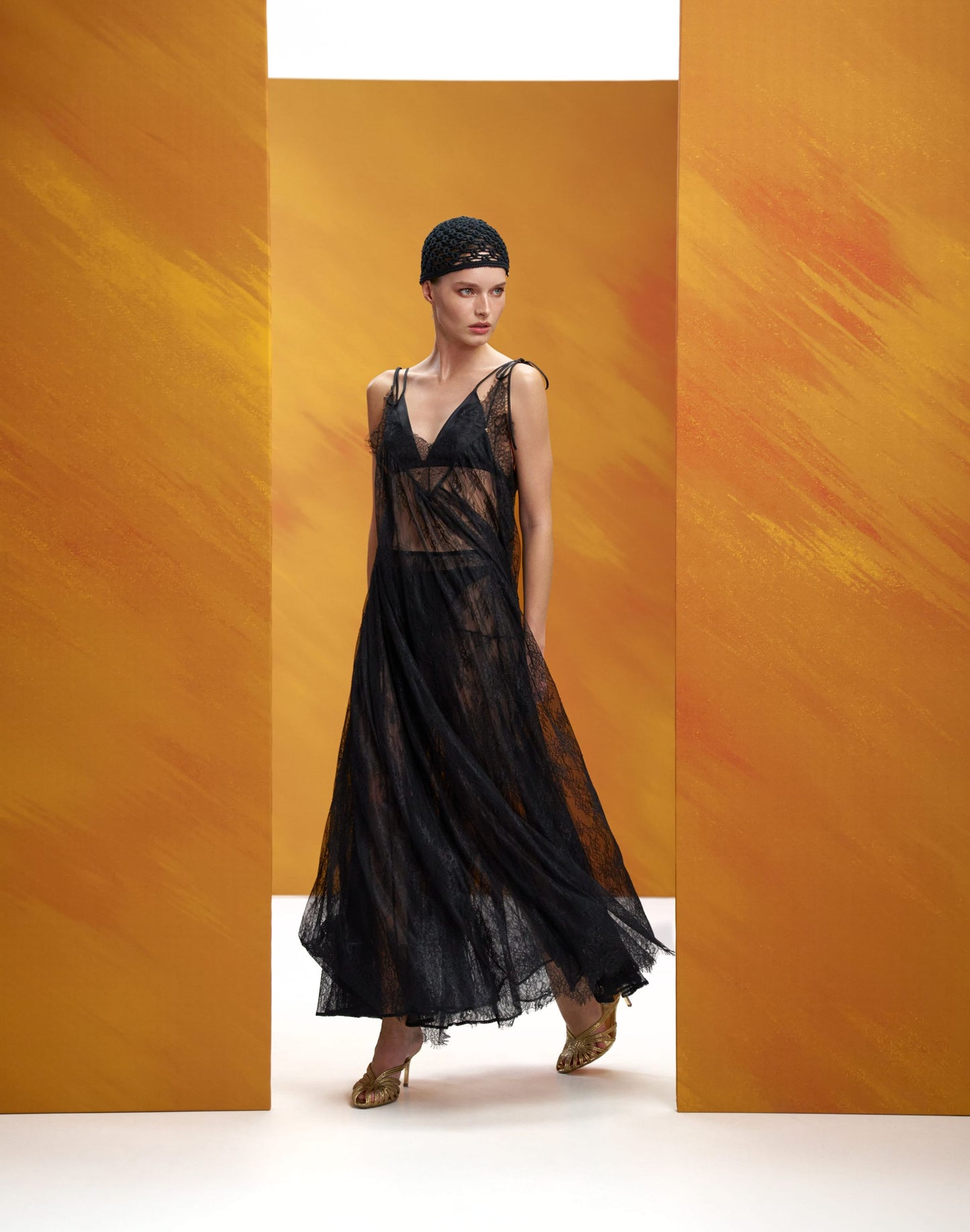 Мереживна сукня максі