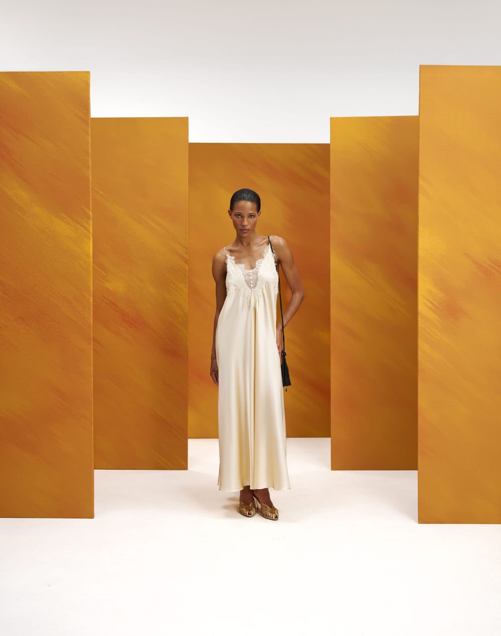 Шовкова сукня максі з мереживом